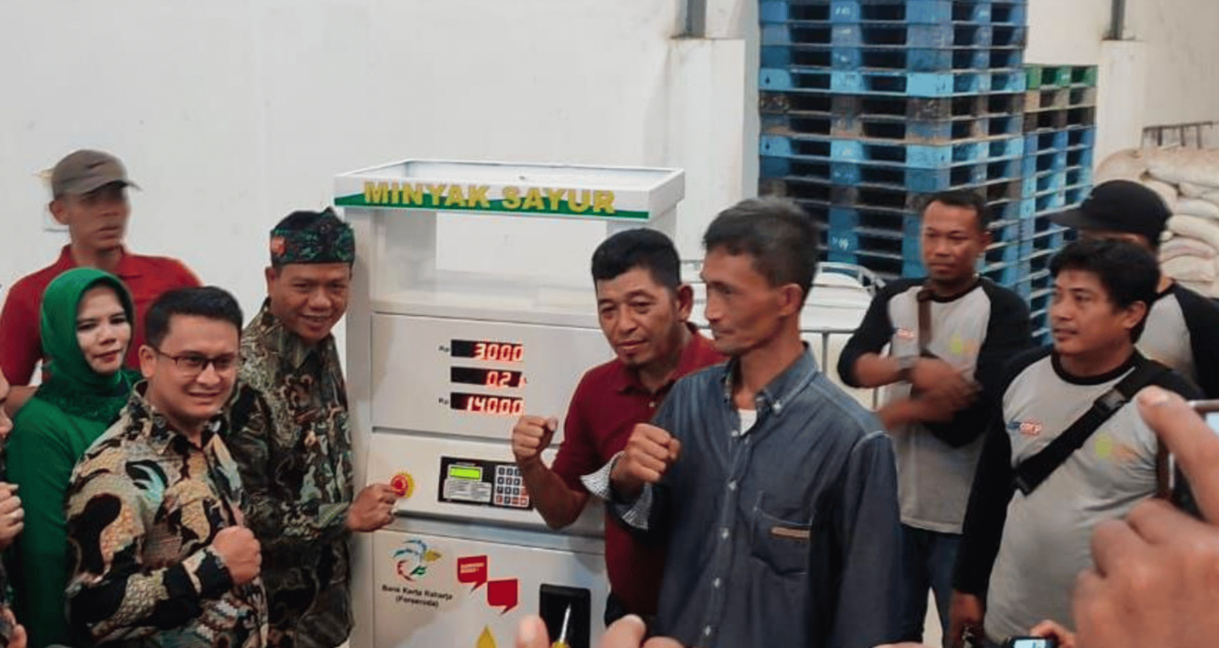 Menteri Perdagangan RI saat peluncuran mesin dispenser